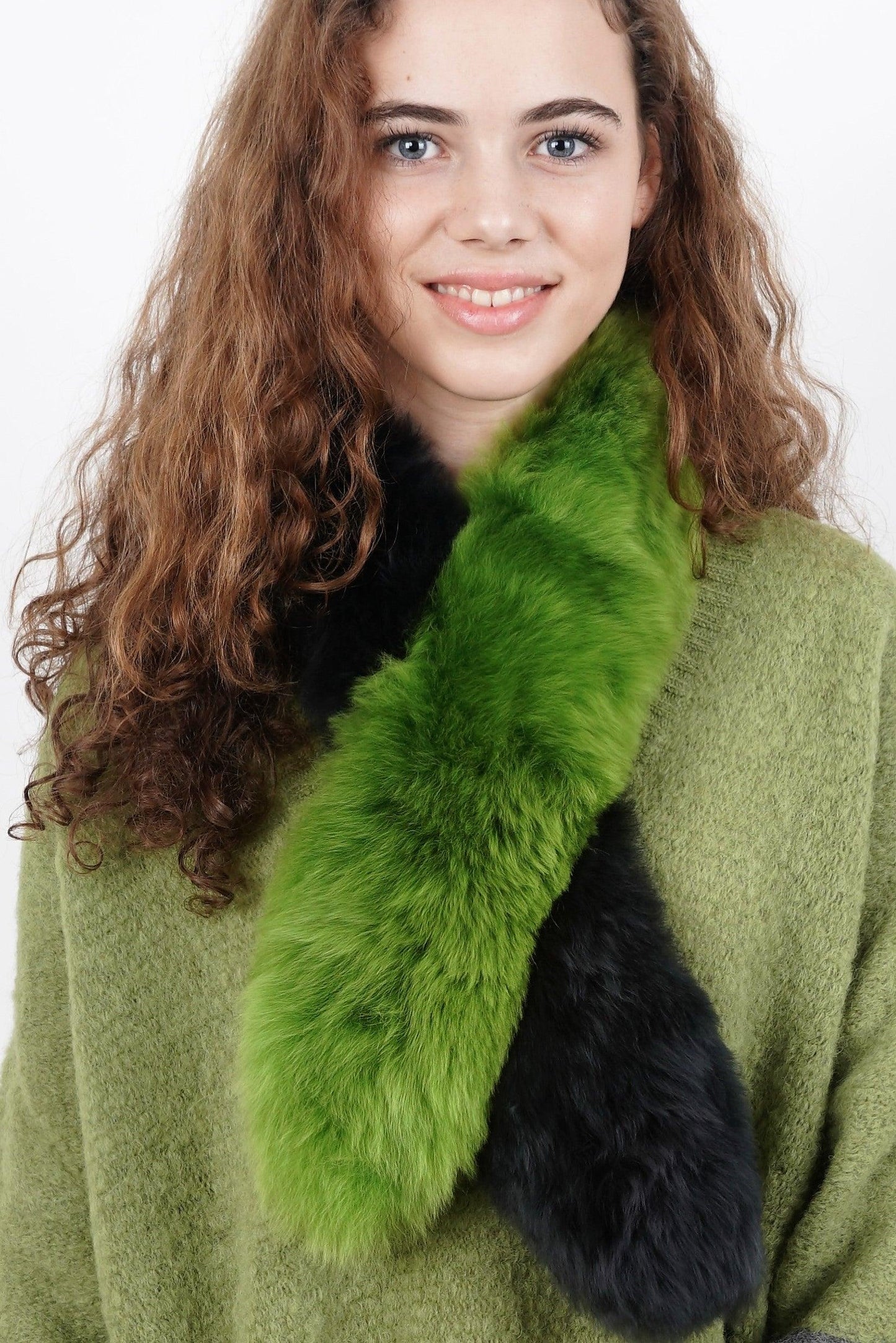 Bufanda de pelo de alpaca corta verde-gris oscuro - Be ALPACA